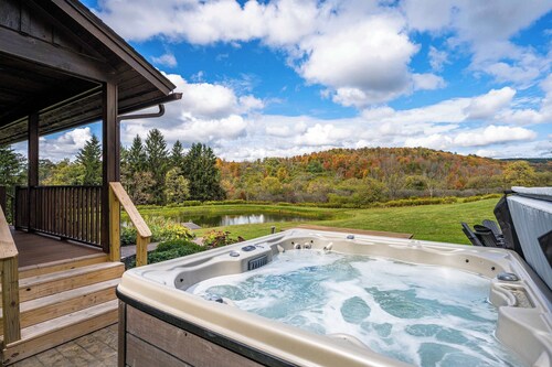 Renovated & Spacious Home, Wood Fireplace, Hot Tub