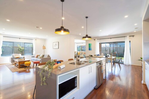 Lux Clyde North Super Spacious Retreat