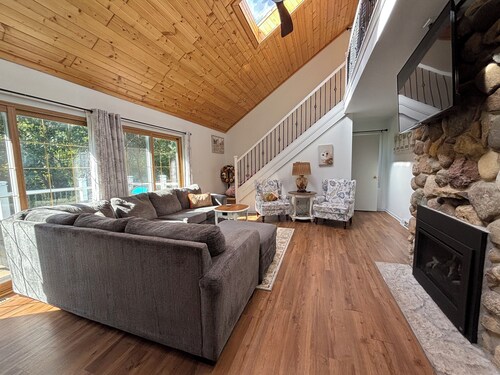 House - 1 minute to Alpine Valley Ski Hill. 5 acres with fireplace