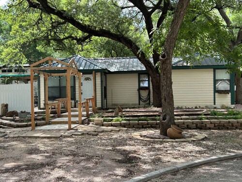 Charming Yellow 1-bedroom house San Marcos  Room service available! dog friendly