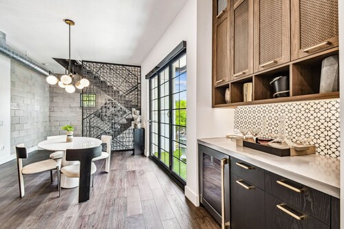 NEW The Strata Barn - Luxury Hyde Park Townhome