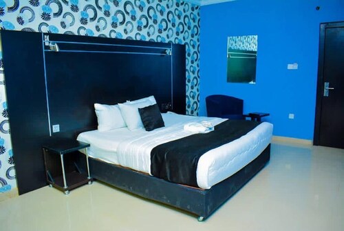 MONARCHS LUXURY PALACE HOTEL
