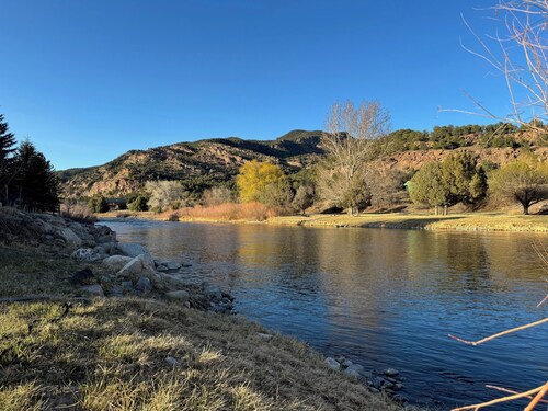 Arkansas River Frontage, Cozy Cabin with AC, WiFi in gorgeous Howard pets ok