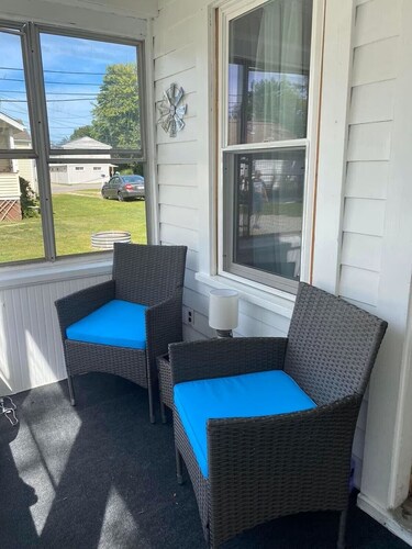 Linny's GOTL Cottages "Lazy Days" Charming 2-bedroom bungalow with AC, GOTL.