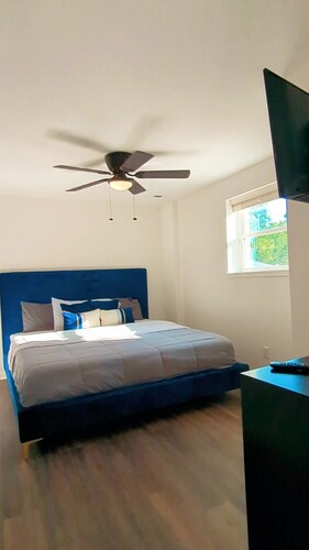 Quaint, comfortable, fully equipped 1 bedroom, 1 bath unit centrally located!