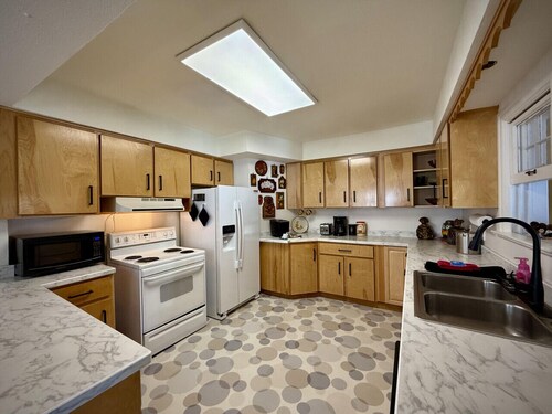 Storybook Nook!  2 Bdrm, 2 Bath, Downtown Home, Local Golfing 50% Off