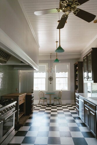 Lovely-5 bedroom historic Inn