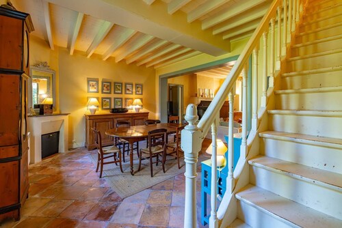 MAISON DE CAMPAGNE DANS UN PARC AVEC PISCINE