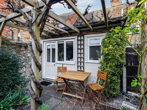 2 bedroom accommodation in Lechlade-on-Thames