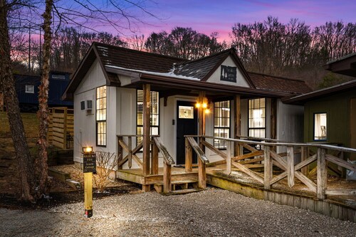 The White Lantern + Pickleball Court l Hot tub