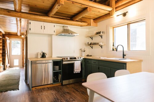 Modern-Cozy LOG CABIN near La Pine state park