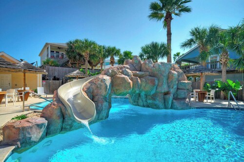 Sleeps 29, 3 Homes Beachside Resort Pool, Walk to the Beach