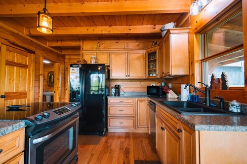 Hot Tub | Off-Road Parks |Private Pond | Sleeps 7