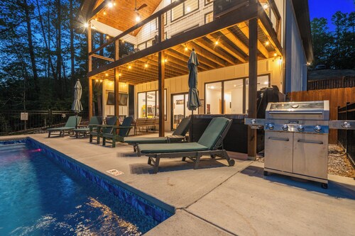 Lakefront Oasis: Pool, Hot Tub, Game Room & Dock!