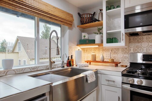 Cozy 2BR Fawnskin Cabin Big Bear Lake, Hiking Trails & Snow Summit Nearby