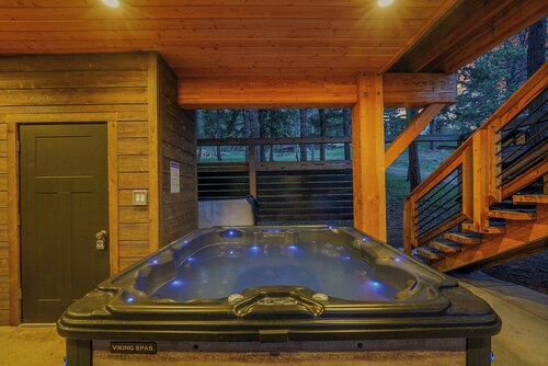 Upscale Treehouse Escape - Hot Tub & Mountain Air