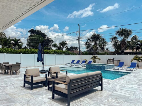 664 Naples Beach Paradise-Your Next Vacation Spot with Private Pool & Spa