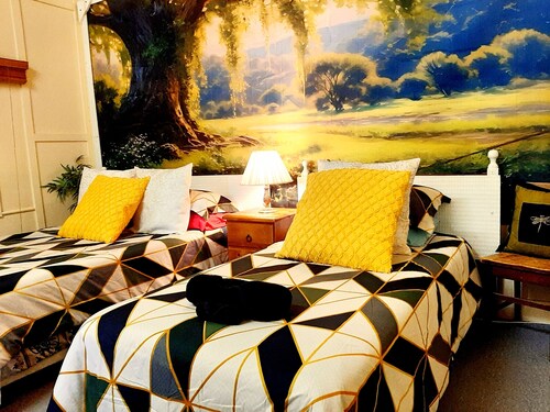 "Oakwood House" - Entire 5 bedroom house with Telstra Fetch and free WiFi
