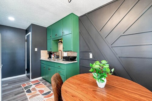 This apartment is a 1 bedroom(s), 1 bathrooms, located in Derby, KS.
