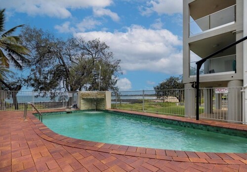 Bargara Beach Bliss - Beach Side apartment with ocean views