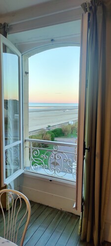 Vue mer époustouflante, plages du Débarquement à vos pieds, détente assurée !