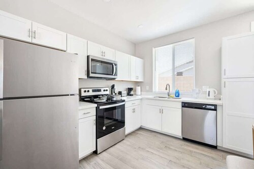 Glendale Comfort Stay Pool • 2B2B Free Parking