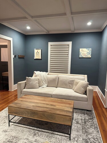Park Avenue 3 bedroom, enjoy everything the neighborhood has to offer!