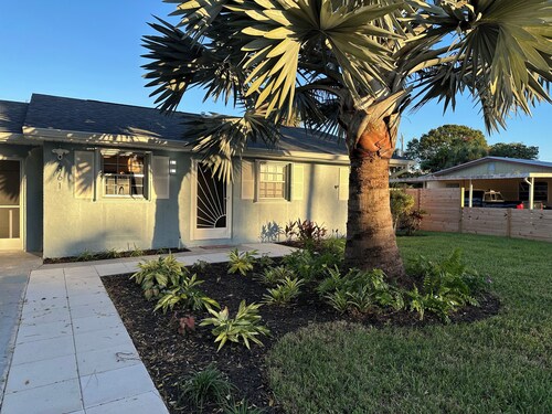 Dogs Welcome-Close to Beach-Fenced Yard