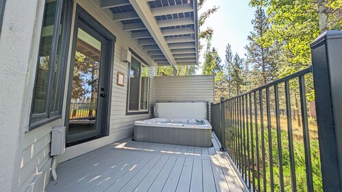 12 Sisken - Stunning Riverfront Retreat,  Newly Remodeled, AC, Hot Tub, SHARC
