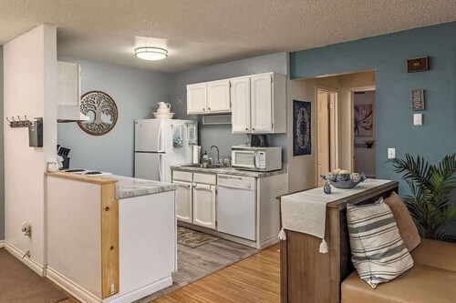 Cozy 2BDR Den Near the Airport