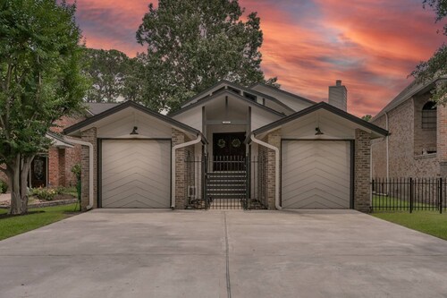 5BR Waterfront Home w/ Hot Tub, Kayak, Swimming, Deck, Boat Slip & More