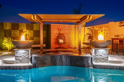 8BR/5BA Mini Resort w/4 En-Suites, HEATED Pool, Hot Tub,Billiards & Arcades