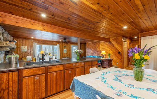 Heart Soul Log Cabin Sanctuary w Walking Trails