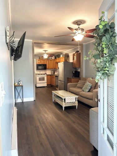 Family & Pet-friendly. Rustic yet modern-ish. 3bd, 1ba. Lake! Amenities!