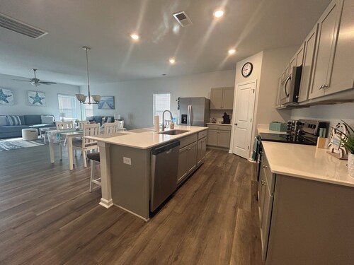 Southport Seascape ¦ Coastal Charm ¦ 3BR Home ¦ 3 Miles to Oak Island