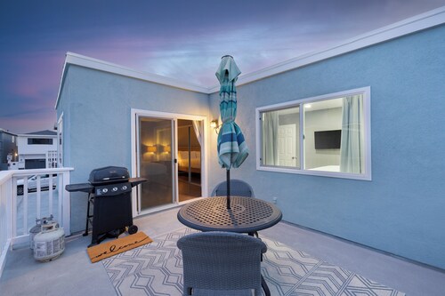 Topside Newport | Rooftop Balcony + Ocean Views + Walk to Pier, Marina Village