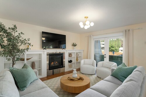 5 BD/3.5BA -Arcade-WFH Desks-Pool/Pingpong Table