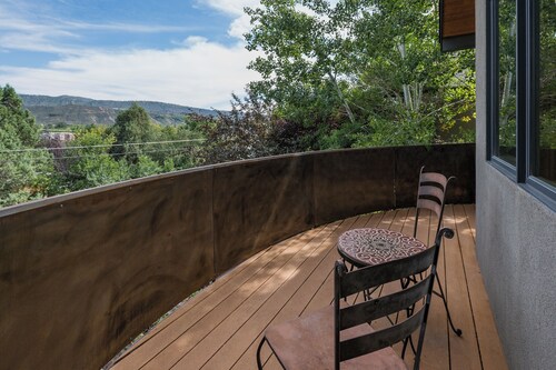 Eco-Friendly, Walk to River/Mountain Trail - King Beds - AC - Near Downtown