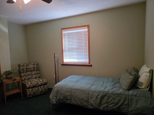 5-bedroom Mountain Home with AC & Hot Tub on 80 acres close to Raystown Resort.