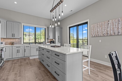 NEW! “Pocono Grand Chalet”at Big Boulder! Ski, Lake, Beach, Pool, Hot tub..,