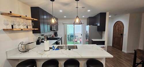 Home Close to Universities, Shopping Mall, Redlands, Conventions Center