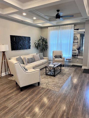 Charming 3-bedroom house in delightful Louisville with beautiful flower garden