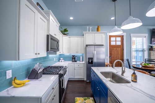 Lakehouse/3 bd/2bath/sleeps 10/neighborhood pool