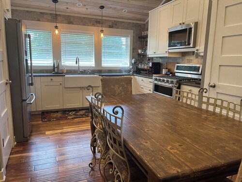 Large 1 Bedroom Barndominium Loft /Arcadia Resort / HOT TUB / SAUNA