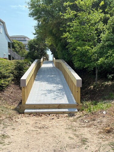 3 bedroom house on a cul-de-sac with new decks and steps away from the ocean