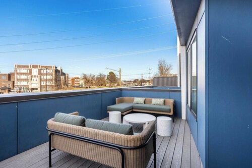 36 Guests on Music Row Bachelorette Suites + Glam Room 5 Minutes to Downtown