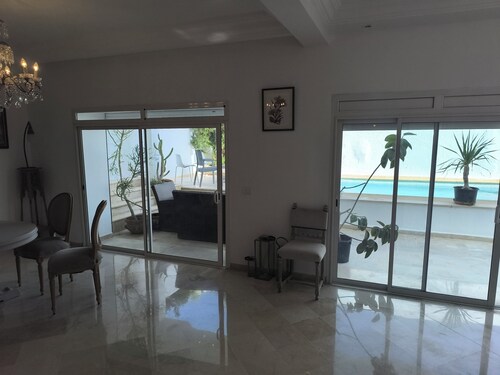Stylish villa avec parking et piscine