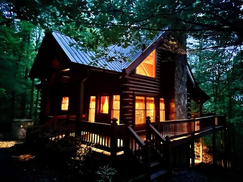 Charming 3-bedroom cabin with WiFi, AC ten mins from downtown Blue Ridge