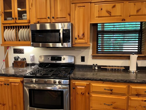 4-bedroom Lakehouse literally a minute to Grenada Lake Salt Water Pool Beautiful