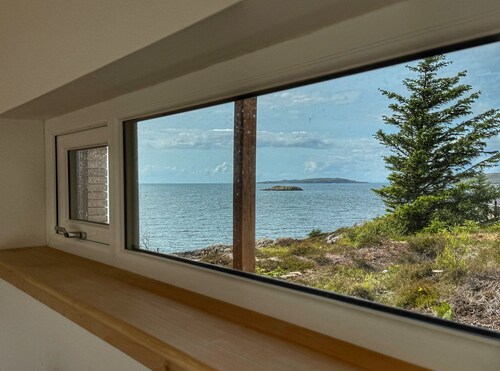 New Luxury 1 bedroom house with breathtaking ocean + mountain views. West bothy